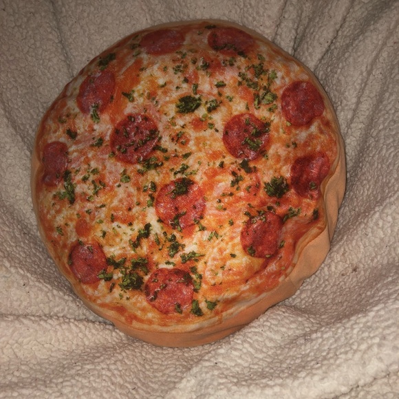 Pizza pillow 🍕 - Picture 2 of 4